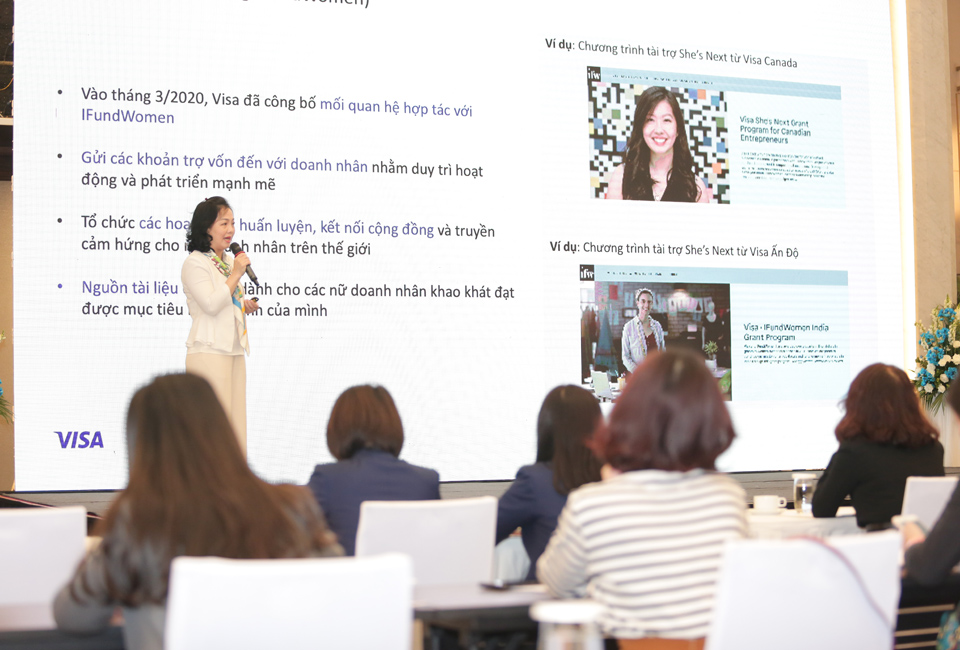 Bà Đặng Tuyết Dung, Giám đốc Visa Việt Nam và Lào, giới thiệu chương trình She's Next với các nữ doanh nhân